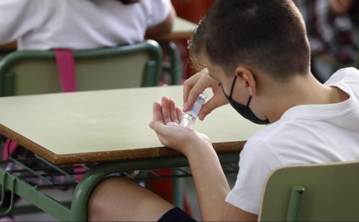 Los colegios malagueños esperan instrucciones de la Junta para retirar las mascarillas en clase