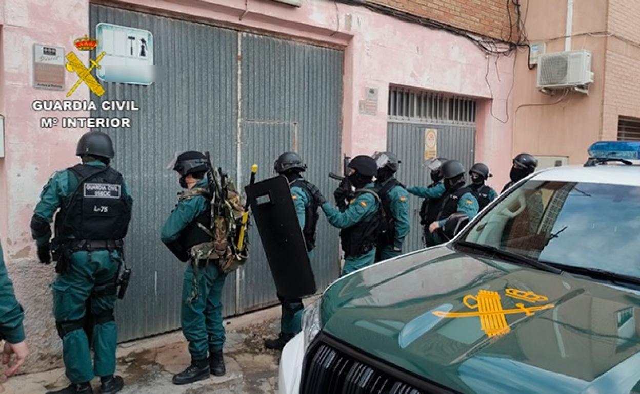 Efectivos de la Guardia Civil, en uno de los registros realizados. 