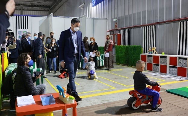 Sánchez visitando la ludoteca de las instalaciones.