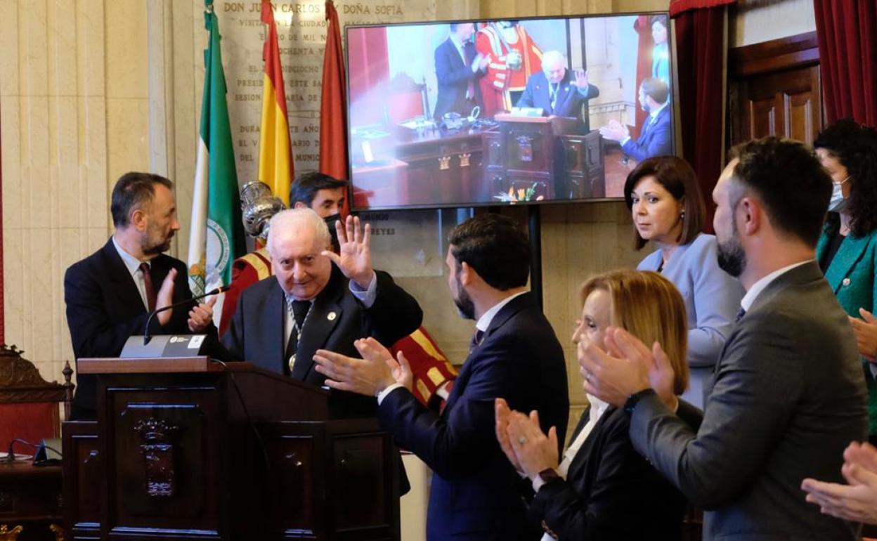 Un emocionado Manuel del Campo saluda a la Corporación y a los asistentes tras recibir la medalla de la Ciudad y el título de Hijo Predilecto.