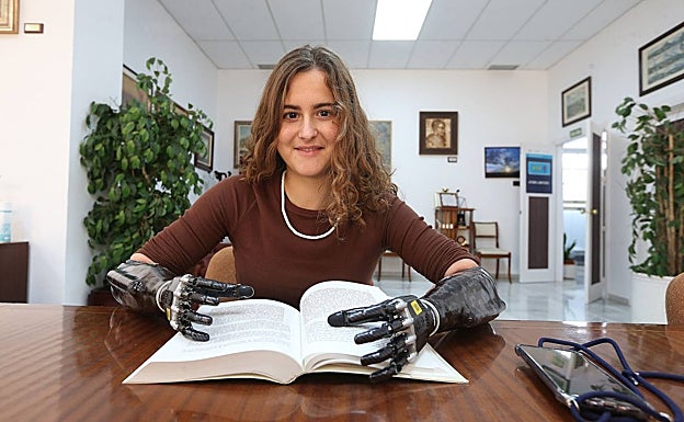 Gracias a sus prótesis Sarah puede ir a la Universidad sin necesidad de ayuda