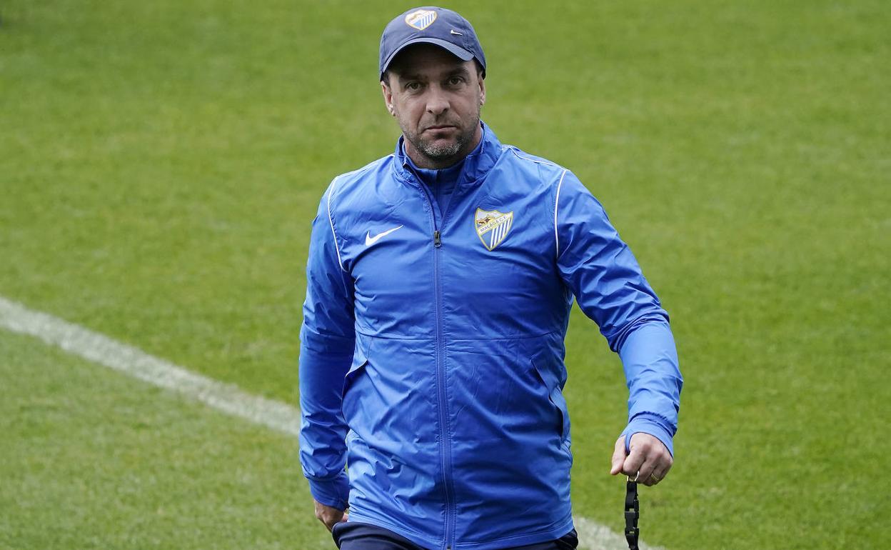 El entrenador del Málaga, Pablo Guede, en el entrenamiento de este viernes en La Rosaleda.