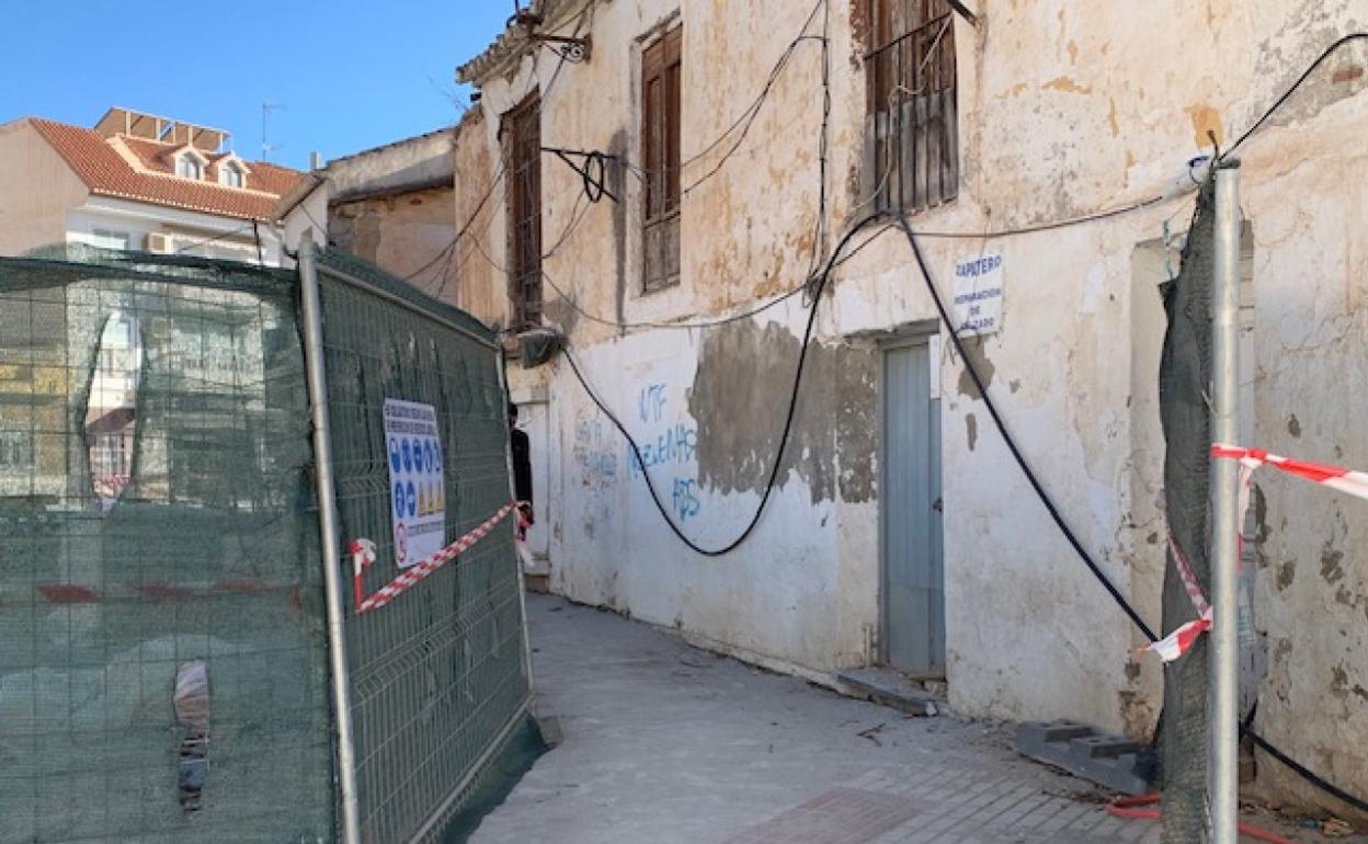 Imagen de una de las vallas instaladas en la plaza de la Axarquía. 