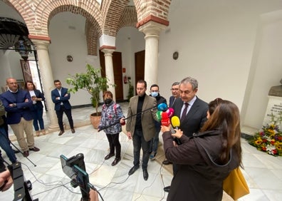 Imagen secundaria 1 - Tres imágenes de la visita del expresidente del Gobierno a la capital de la Axarquía este viernes. 