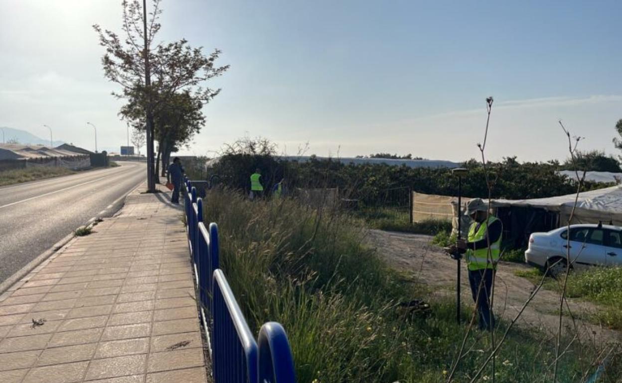 Operarios municipales, en la zona por donde discurrirá el carril bici. 