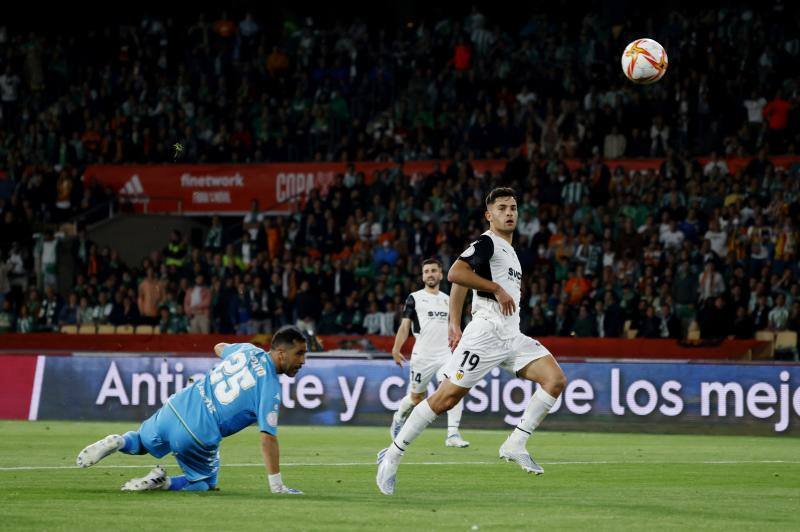 Guedes mira cómo el balón se dirige a la portería del Betis en la acción del 1-1.