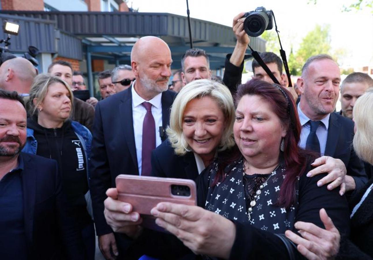 Le Pen se hace un 'selfie' junto a una simpatizante. 
