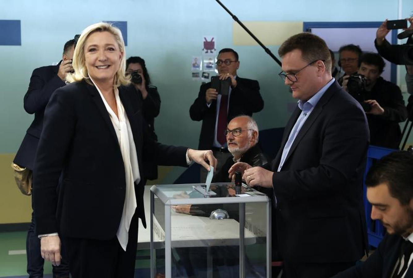 Marine Le Pen, la candidata de la ultraderecha, emite su voto. 