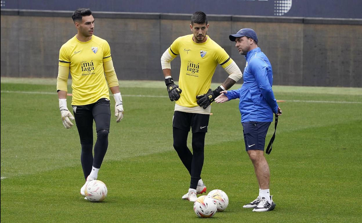 Dani Martín, Dani Barrio y Pablo Guede charlan durante un entrenamiento reciente.