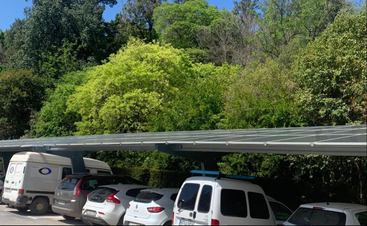 Los paneles solares han sido instalados en las cubiertas de los aparcamientos. 