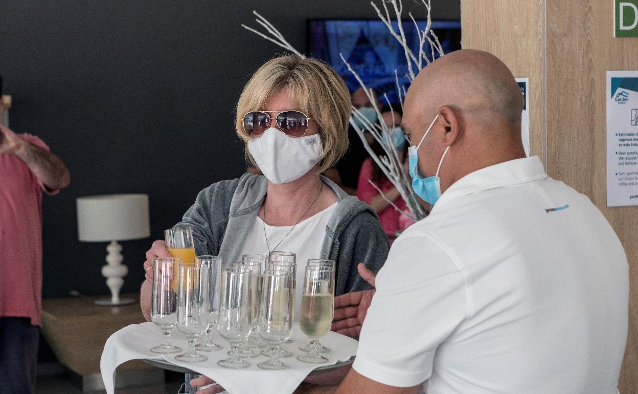 Un empleado sirve una copa en un hotel de la Costa del Sol. 