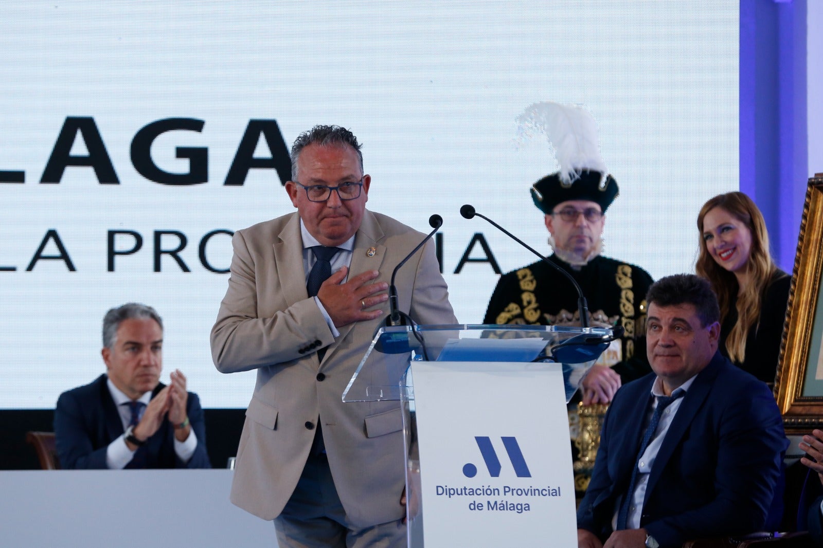 La Diputación de Málaga entrega sus Medallas de Oro a Elías Bendodo, María Peláe, Miguel Ángel Herrera, el aeropuerto y la Liga Provincial de Jábegas y una Mención Honorífica al pueblo de Ucrania