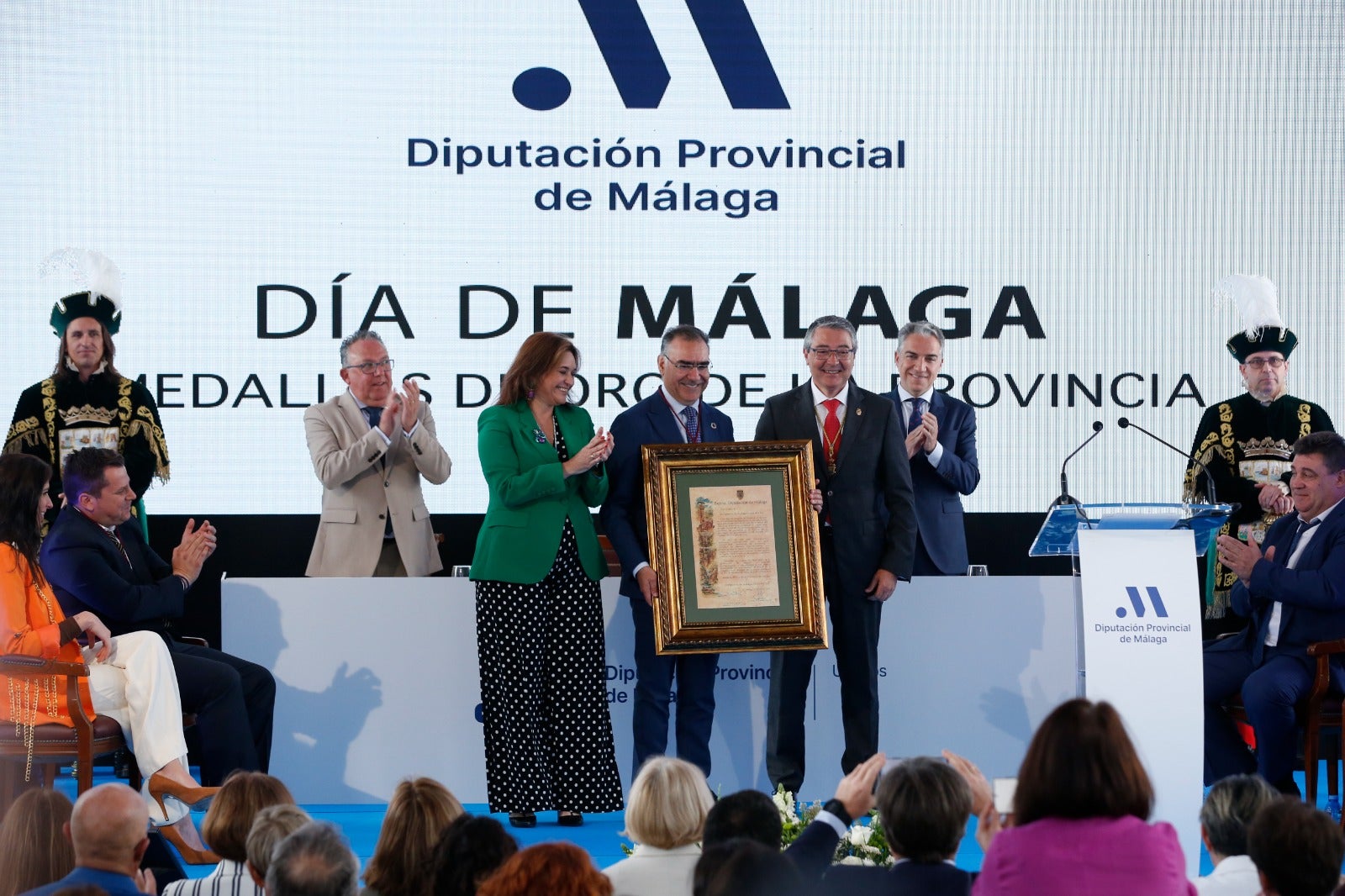 La Diputación de Málaga entrega sus Medallas de Oro a Elías Bendodo, María Peláe, Miguel Ángel Herrera, el aeropuerto y la Liga Provincial de Jábegas y una Mención Honorífica al pueblo de Ucrania