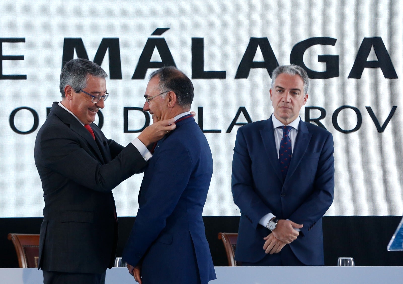 La Diputación de Málaga entrega sus Medallas de Oro a Elías Bendodo, María Peláe, Miguel Ángel Herrera, el aeropuerto y la Liga Provincial de Jábegas y una Mención Honorífica al pueblo de Ucrania