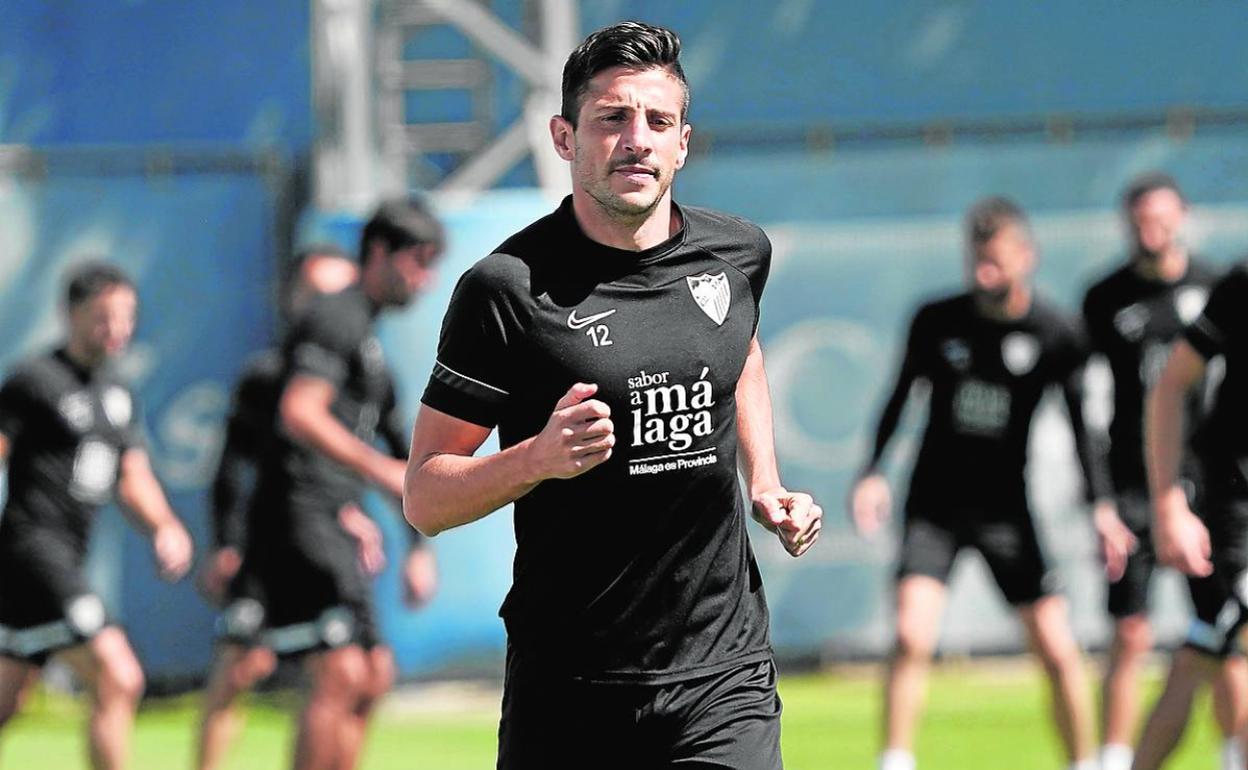 Chavarría realiza carrera continua en solitario mientras el resto del equipo se entrena al fondo. 