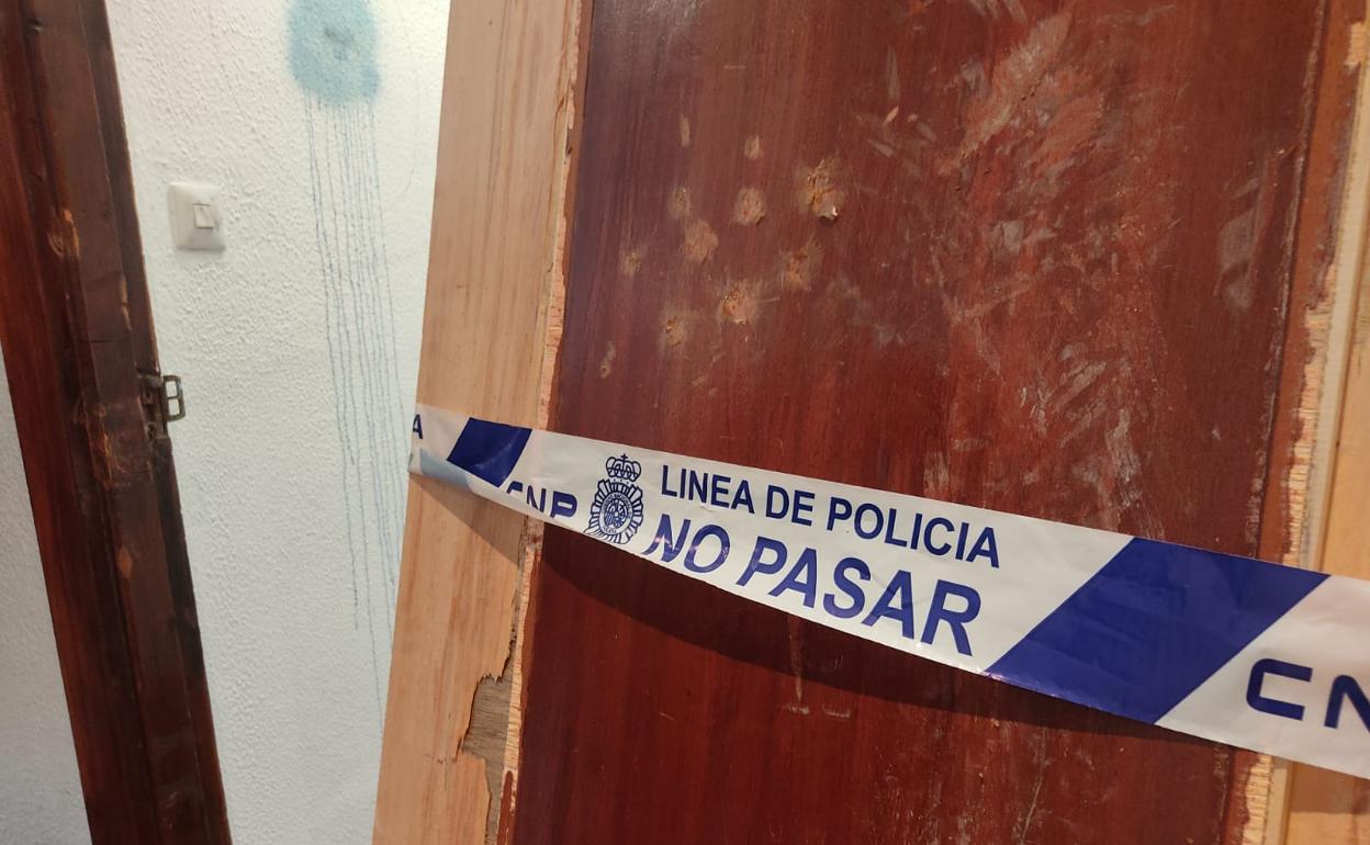 Imagen del estado de la puerta de la vivienda en la que se atricheró el presunto autor del crimen tras el apuñalamiento. 