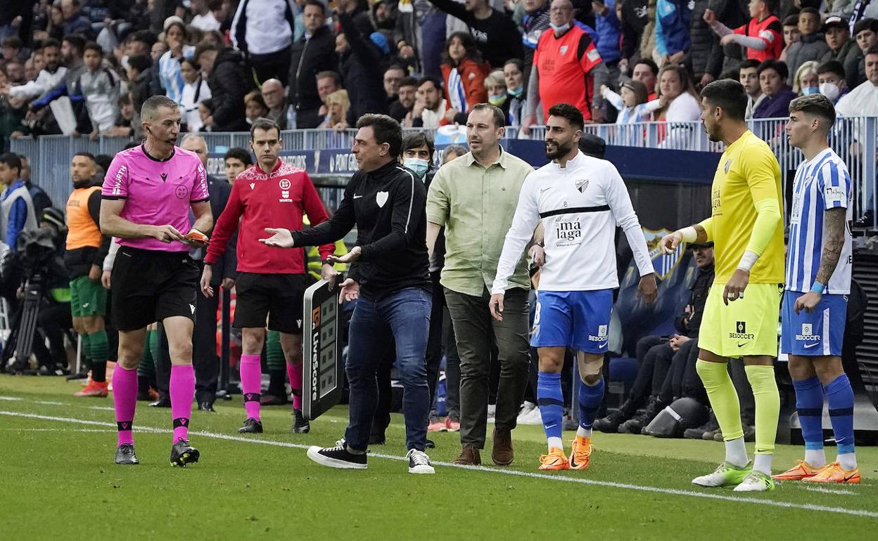 Momento en el que Iglesias Villanueva expulsa a Luis Muñoz durante el partido entre el Málaga y el Eibar en La Rosaleda.