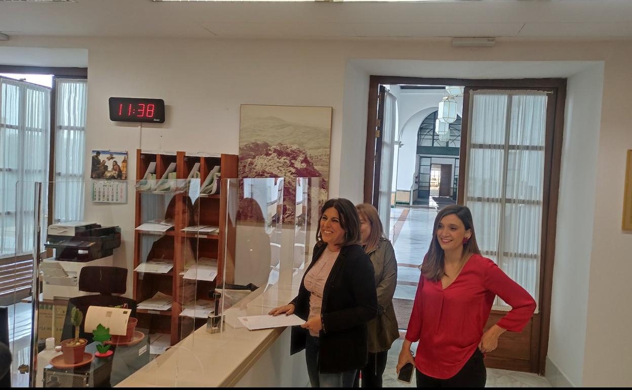 La portavoz parlamentaria del PSOE-A, Ángeles Férriz, presenta la petición en la Cámara. 