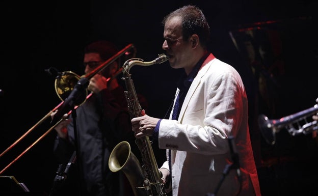 Imagen principal - Enrique Oliver (arriba) y Nacho Loring, junto al cartel del Día Internacional del Jazz de Torremolinos.