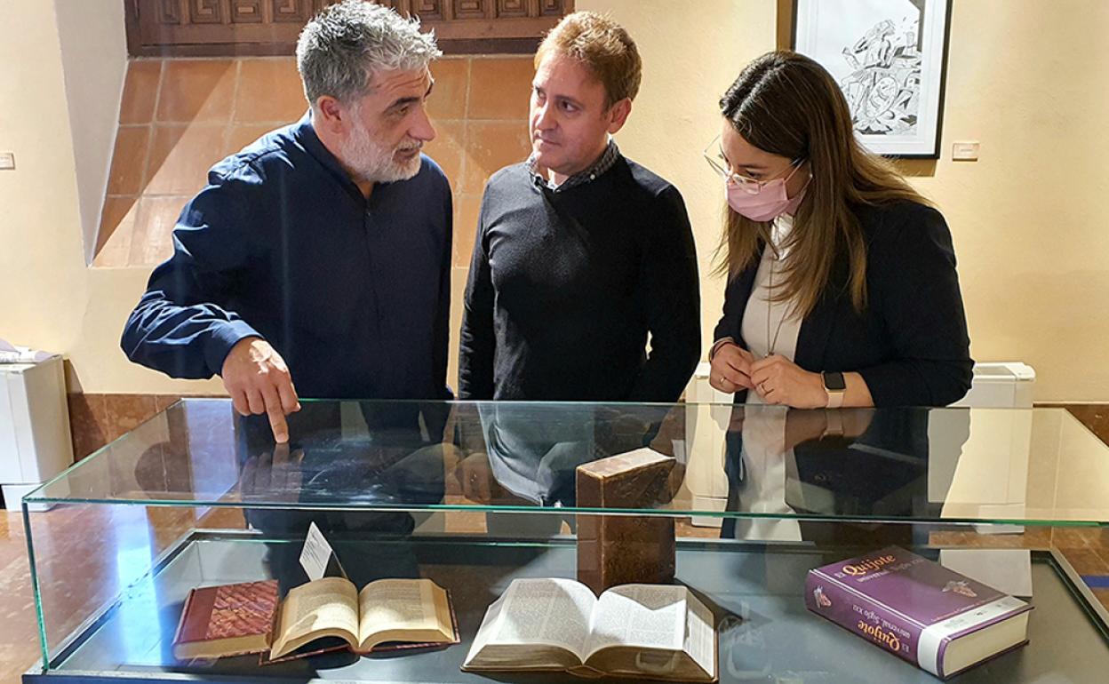 Santos, Lobato y Melero en el recorrido de la muestra. 