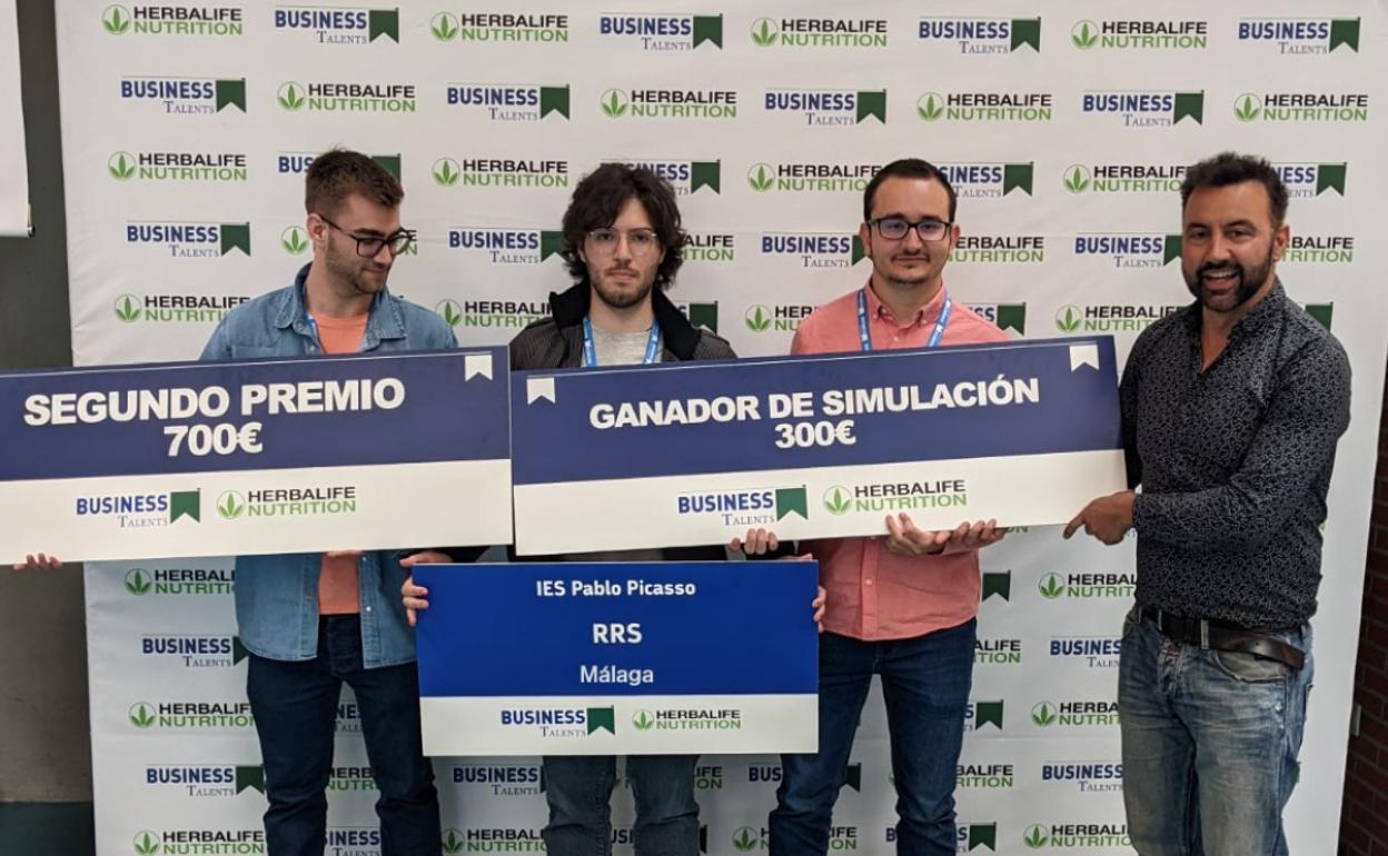 De izquierda a derecha, los alumnos Jonathan Ruiz Oliva, Pablo Jiménez Aguayo y Javier de la Torre Barranco, con su profesor de Empresa e Iniciativa Emprendedora David Nicolás Ros. 