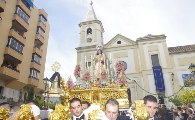 El rosario vespertino de la Virgen del Rosario de El Palo abre el camino de las procesiones de gloria en Málaga
