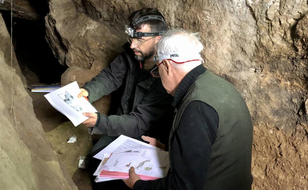 Francisco Bermúdez y Miguel Caparrós, durante la planificación del muestreo. 