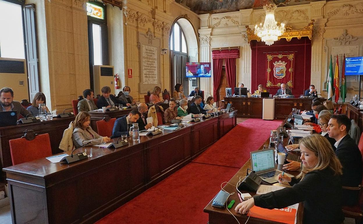 En el primer pleno ordinario tras el decreto de retirada de mascarillas en interiores, la gran mayoría de ediles se quitaron el cubrebocas durante la sesión.