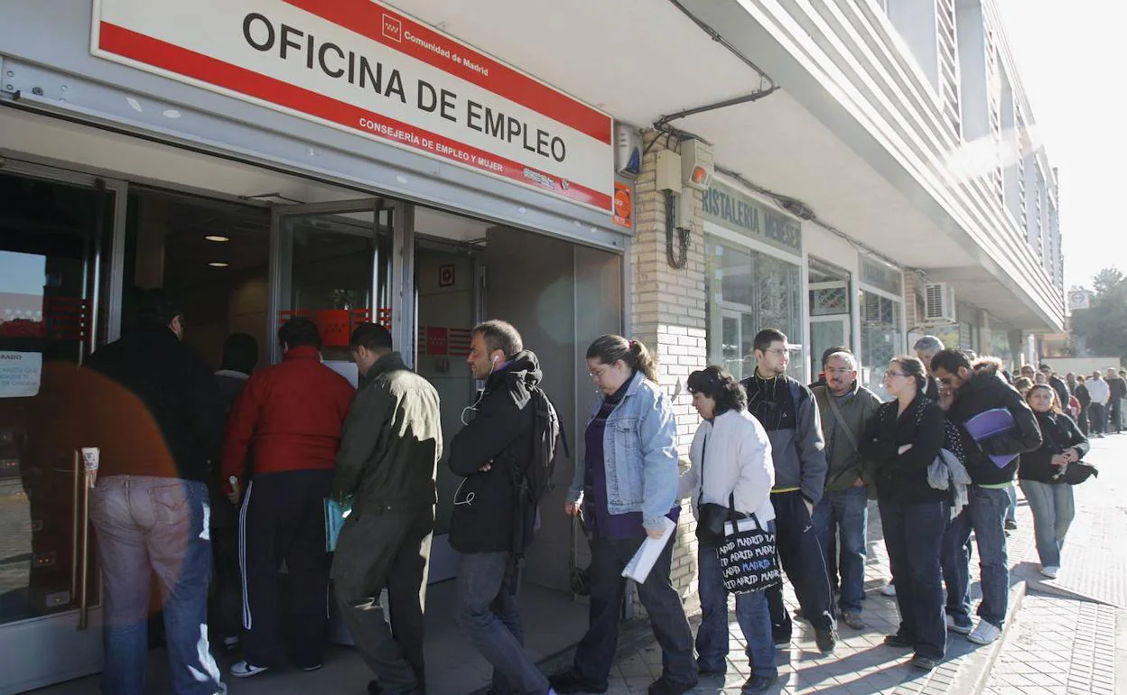 EPA: El paro baja en Andalucía en 45.900 personas de enero a marzo, aunque se destruyen 32.000 empleos