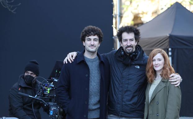 El director Félix Viscarret entre Miki Esparbé y Ana Polvorosa en el rodaje en Bilbao de 'Una vida no tan simple'.