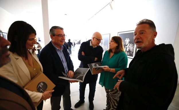 Francisco Salado inaugura la muestra junto al fotógrafo Sandro Miller. 