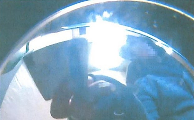 Imagen principal - Uno de los procesados durante el atraco, así como el gorro que llevaba y la cuerda con la que ataron a la víctima. 