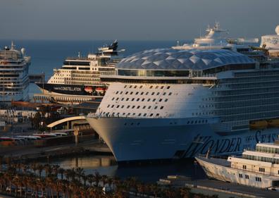 Imagen secundaria 1 - Wonder of the Seas: El crucero más grande del mundo ya está en Málaga