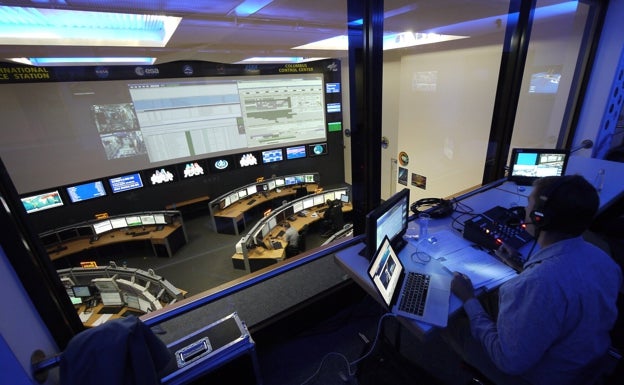 Imagen principal - Imágenes del centro de control del Columbus y del laboratorio, acoplado a la estación espacial internacional. 