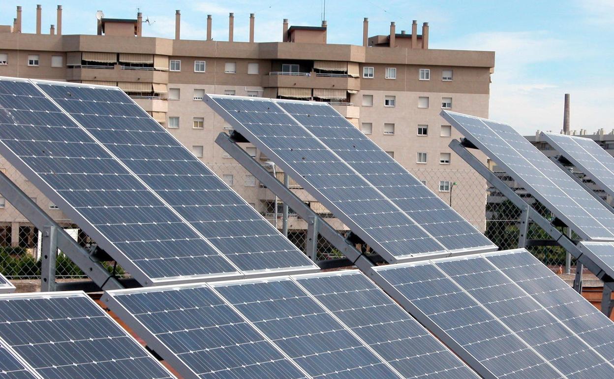 Placas solares para producir electricidad en la cubierta de un edificio. 