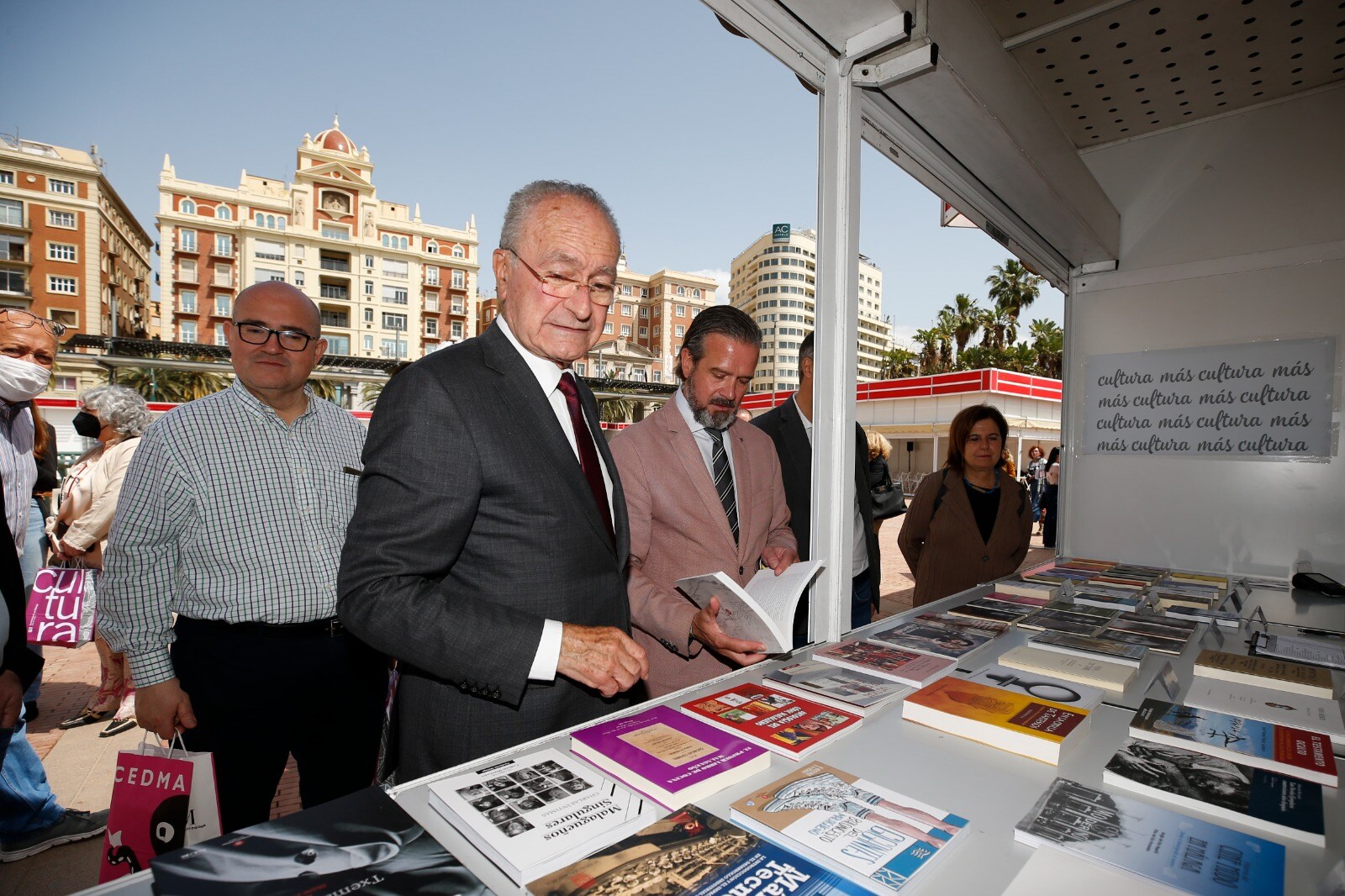 La plaza de la Marina se convierte hasta el próximo 8 de mayo en un libro abierto con las algo más de cuarenta casetas de esta edición. 