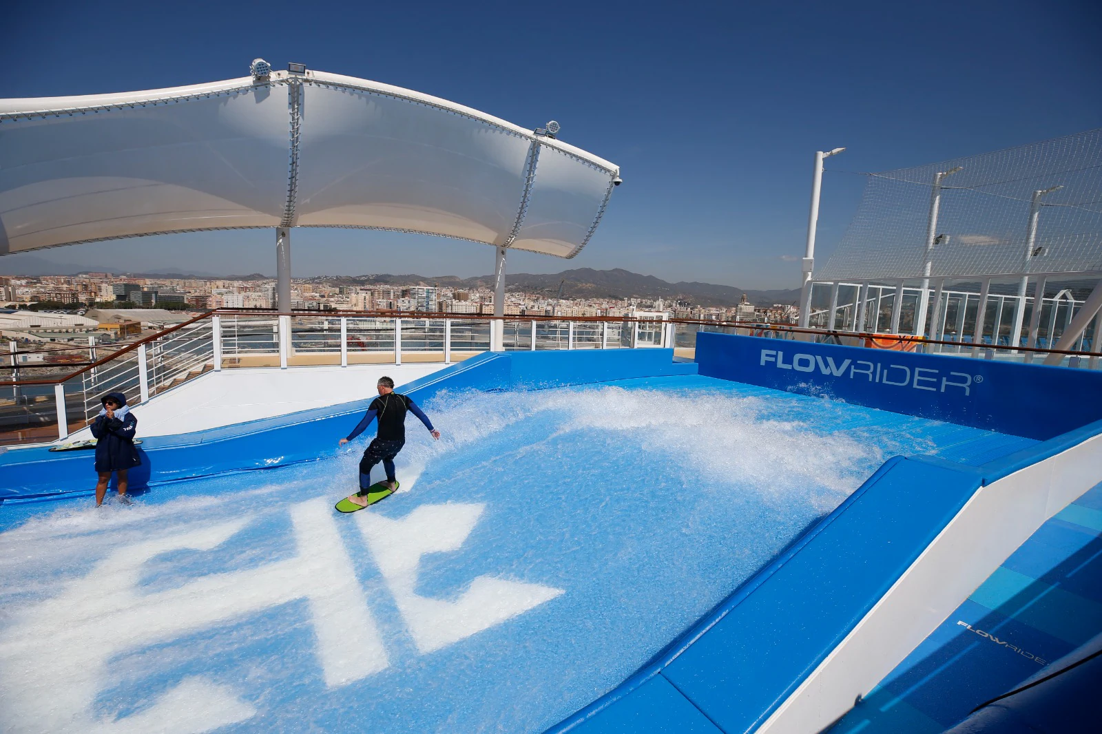 Todo resulta monumental en torno a este gigante del mar de la naviera Royal Caribbean: 236.857 toneladas de peso, 362 metros de eslora, 16 cubiertas y capacidad para casi 7.000 pasajeros atendidos por una tripulación que supera las 2.300 personas.