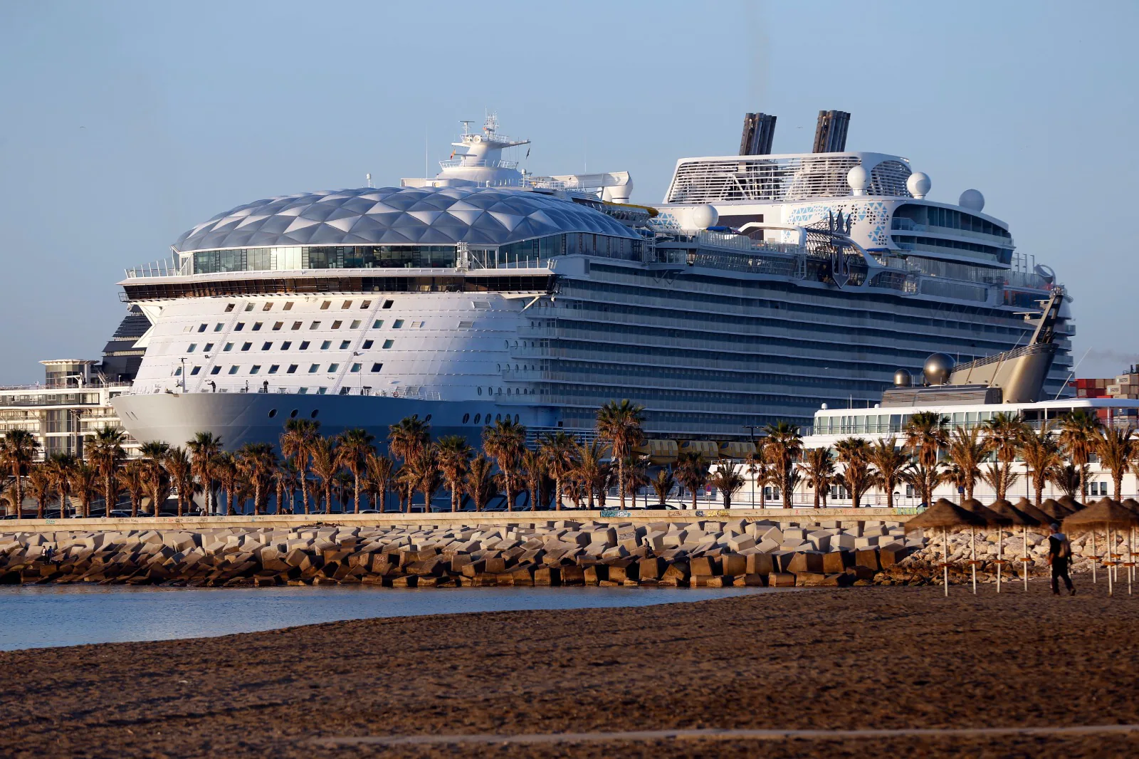 Todo resulta monumental en torno a este gigante del mar de la naviera Royal Caribbean: 236.857 toneladas de peso, 362 metros de eslora, 16 cubiertas y capacidad para casi 7.000 pasajeros atendidos por una tripulación que supera las 2.300 personas.