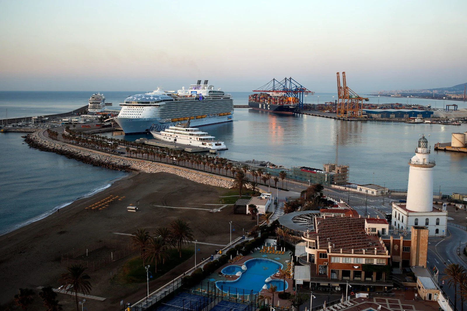 Todo resulta monumental en torno a este gigante del mar de la naviera Royal Caribbean: 236.857 toneladas de peso, 362 metros de eslora, 16 cubiertas y capacidad para casi 7.000 pasajeros atendidos por una tripulación que supera las 2.300 personas.