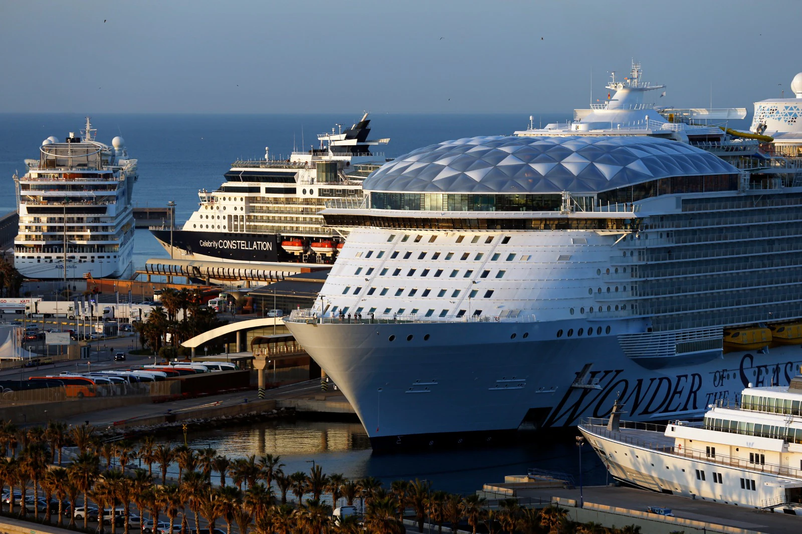 Todo resulta monumental en torno a este gigante del mar de la naviera Royal Caribbean: 236.857 toneladas de peso, 362 metros de eslora, 16 cubiertas y capacidad para casi 7.000 pasajeros atendidos por una tripulación que supera las 2.300 personas.