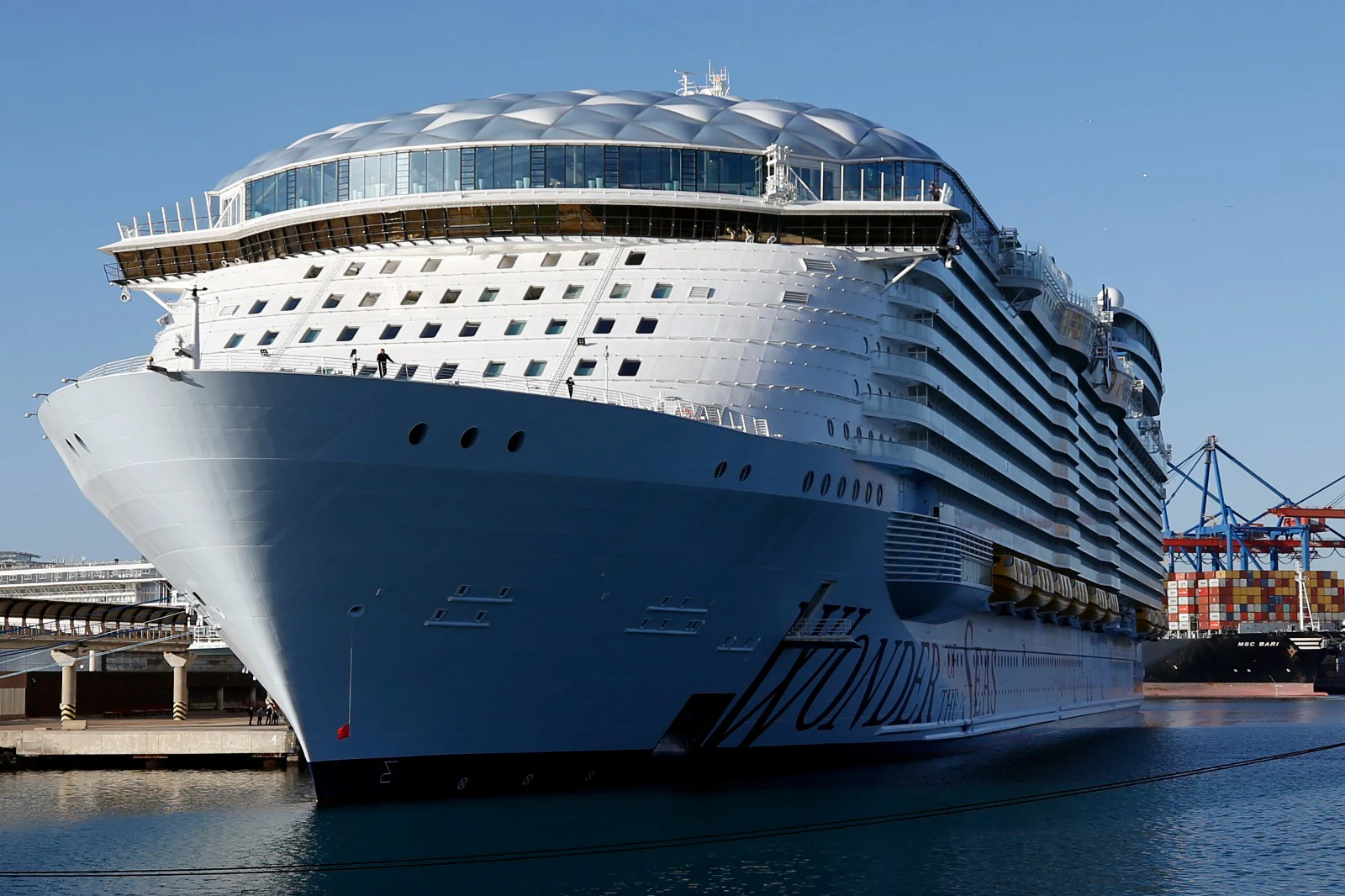 Todo resulta monumental en torno a este gigante del mar de la naviera Royal Caribbean: 236.857 toneladas de peso, 362 metros de eslora, 16 cubiertas y capacidad para casi 7.000 pasajeros atendidos por una tripulación que supera las 2.300 personas.