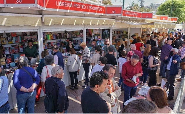 Ambiente de la Feria del Libro durante la mañana de sábado 30 de abril. 
