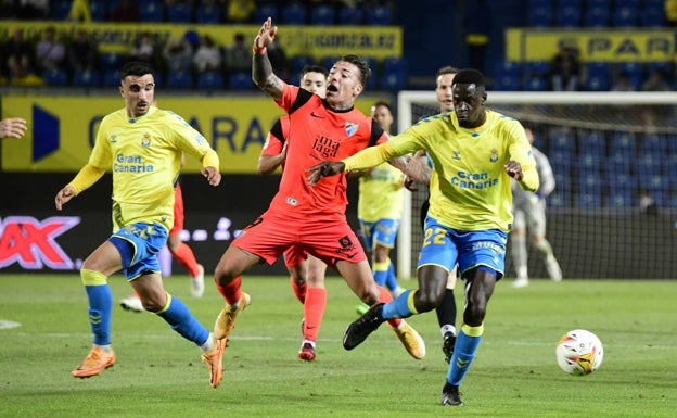 El Málaga reacciona demasiado tarde en Las Palmas (2-1)