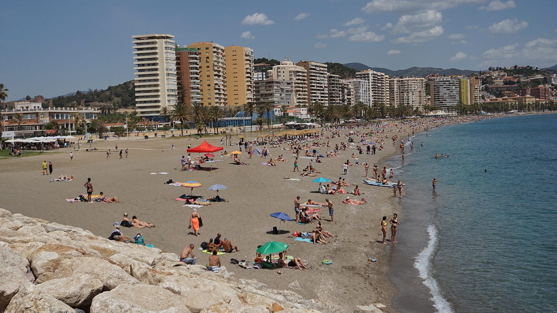 Fotos: 1 de mayo: Málaga se anticipa a la temporada alta con las mesas y las hamacas de las playas llenas