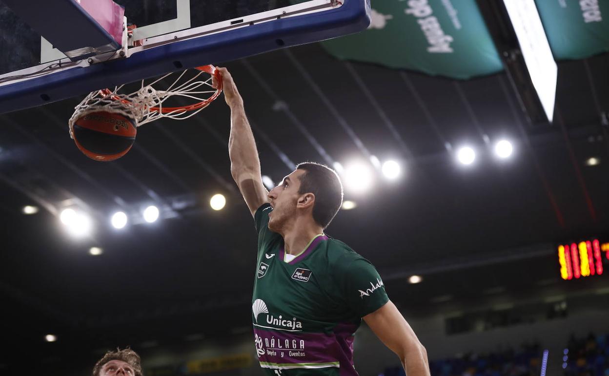 Dejan Kravic machaca el aro rival en uno de sus primeros partidos con la camiseta del Unicaja. 