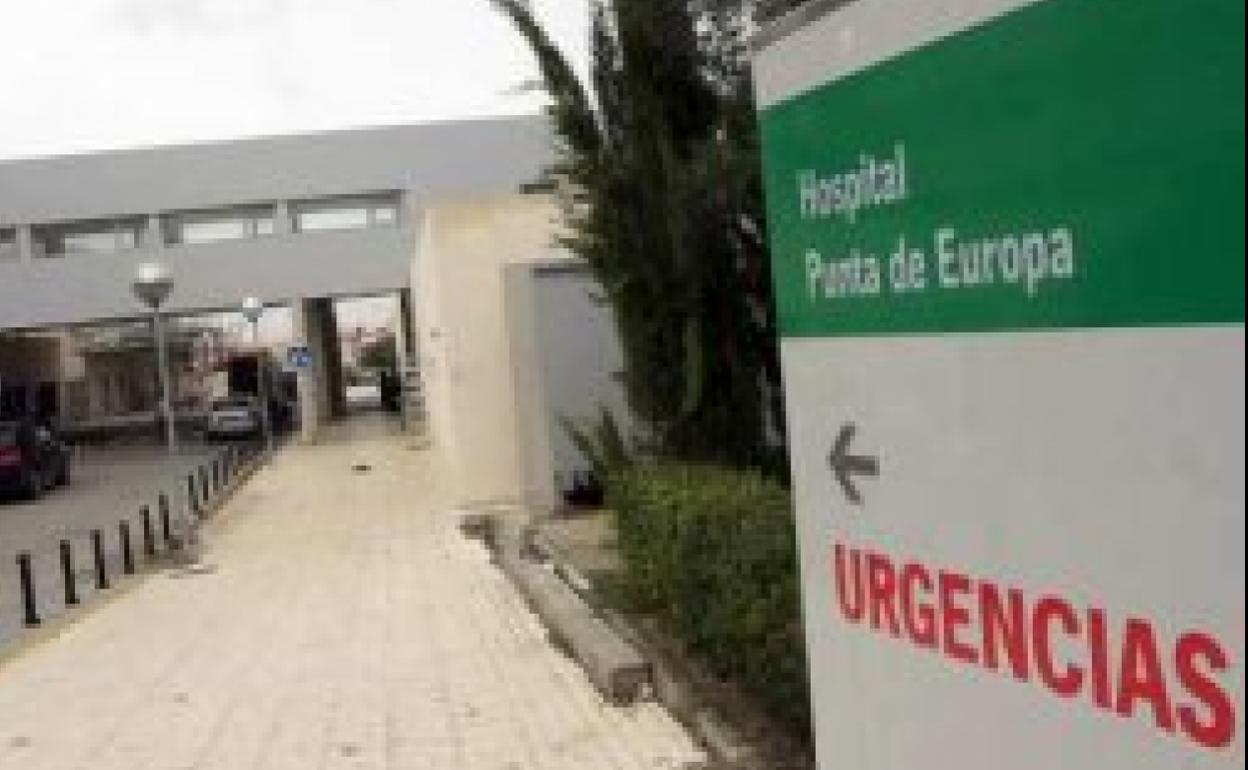 Hallan a un joven desnudo por la calle con casi todo el cuerpo quemado en Algeciras