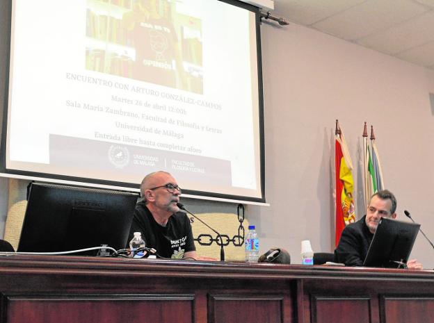 El humorista Arturo González-Campos, junto a Miguel Ángel González, vicedecano de Cultura, Estudiantes y Comunicación de la Facultad de Filosofía y Letras. 