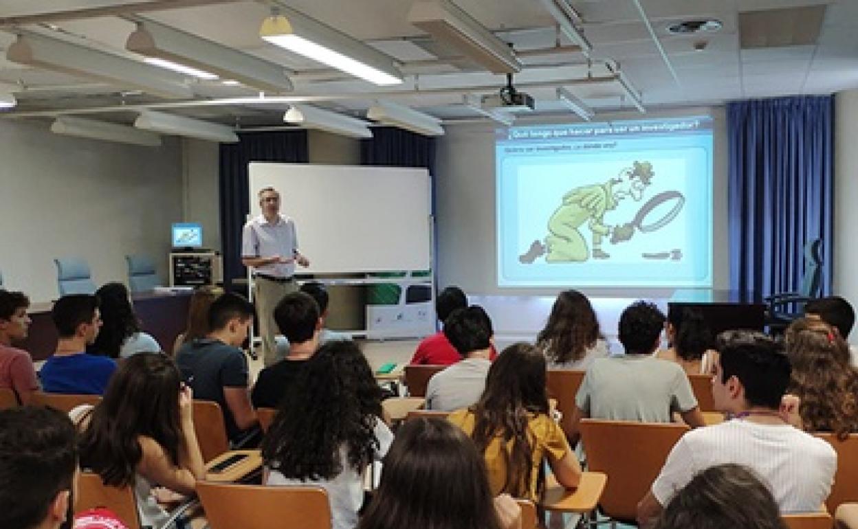 Jóvenes en un campus científico, en una imagen de archivo. 