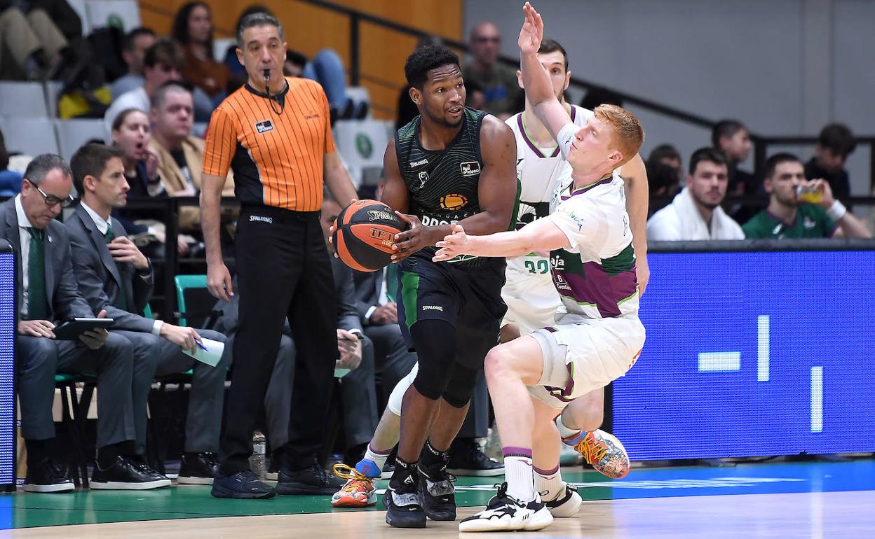 Alberto Díaz, en una intensa defensa a Feliz, del Joventut. 