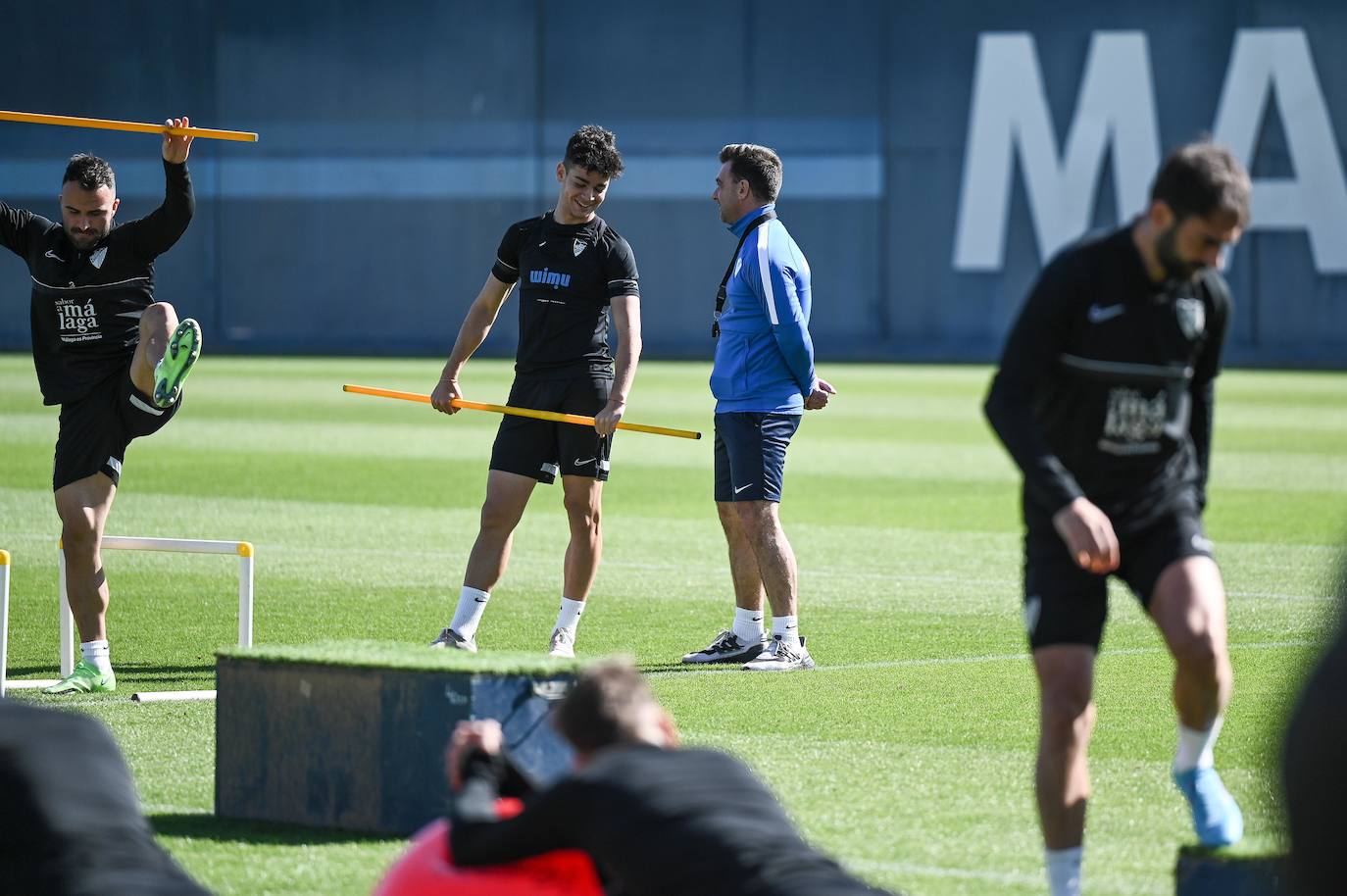 Andrés Caro recibe el aprecido de Guede en un entrenamiento.